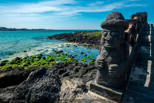 Dol hareubang: Tượng ông già bằng đá, biểu tượng của đảo Jeju. Tương truyền nếu người phụ nữ muốn sinh được con trai thì chỉ cần sờ vào mũi của bức tượng đá này. Ảnh: Steve Zdawczynski