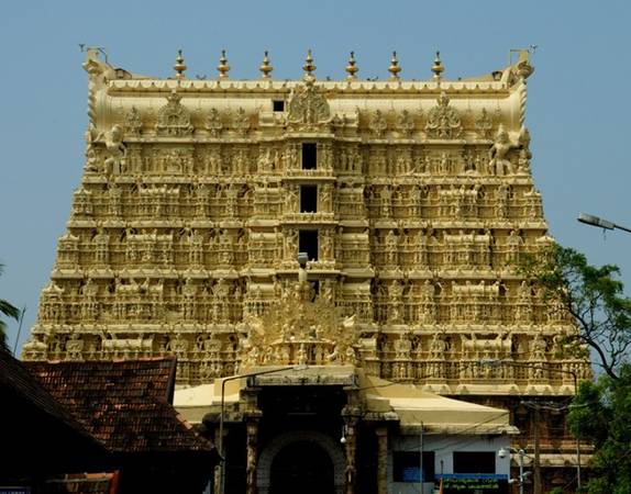 Đền Padmanabhaswamy, Thiruvananthapuram, Kerala: Ngôi đền từ thế kỷ 18 được xây dựng bằng đá nguyên khối và được trang trí bằng nhiều cột trụ và nghệ thuật chạm khắc gỗ tinh xảo.