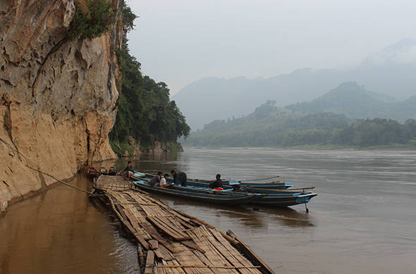 Ngồi thuyền khám phá vẻ đẹp của dòng sông Mê Kông