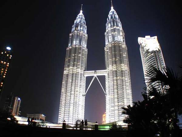 Du lich Kuala Lumpur - Tháp đôi Petronas là một trong những địa danh biểu tượng cho du lịch Malaysia.