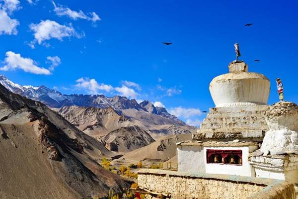 Tu viện Lamayuru, Ladakh: Một trong những tu viện lớn và lâu đời nhất ở Ladakh là Yung-Drung ở làng Lamayuru, có liên hệ với giáo phái Phật giáo Tây Tạng. Tu viện nằm ở vùng đất gồ ghề trước kia từng là đáy của một hồ sâu.