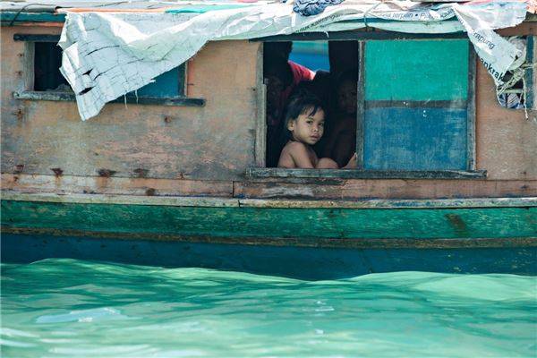 Người Bajau sống trên những chiếc thuyền nhỏ, cuộc sống hàng ngày của họ dựa vào đánh bắt cá để kiếm sống. Ảnh: Réhahn Croquevielle