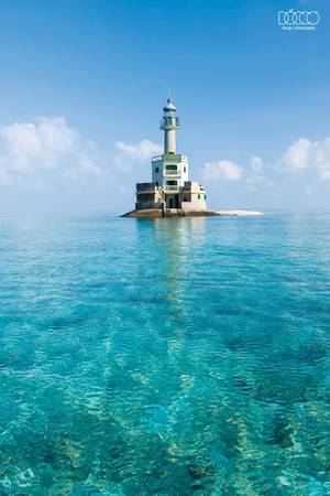 Hải đăng Đá Tây có thân màu xám sẫm, nằm trên đảo chìm Đá Tây nằm trong quần đảo Trường Sa, thuộc huyện Trường Sa, tỉnh Khánh Hòa, được xây dựng ngày 21/6/1994. Chiều cao tháp đèn là 20 m, tâm sáng 22 m. Chu kỳ chớp 10 giây.