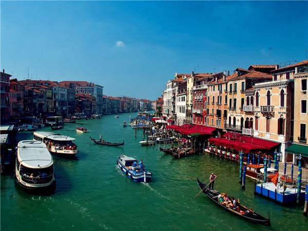 13. Venice, Iatly: Được mệnh danh là “thành phố tình yêu” – nơi lãng mạn nhất để cầu hôn hay điểm đến trăng mật trong mơ của các cặp vợ chồng, Venice thu hút du khách bởi hệ thống kênh rạch chằng chịt, những chiếc thuyền Gondola và các công trình kiến trúc cổ kính.
