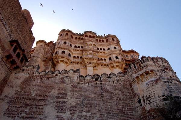  Pháo đài Mehrangarh, Jodhpur, Rajasthan: Pháo đài được xây dựng vào thế kỷ 15 trên đỉnh một quả đồi để bảo vệ an toàn khỏi sự tấn công từ bên ngoài. Ngày nay, pháo đài vẫn giữ được nội thất sang trọng. Nơi đây có một bảo tàng pháo và vũ khí mở cửa cho du khách tham quan.