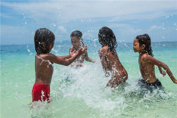Phần lớn các hoạt động vui chơi của trẻ em Bajau cũng gắn liền với nước. Ảnh: Réhahn Croquevielle