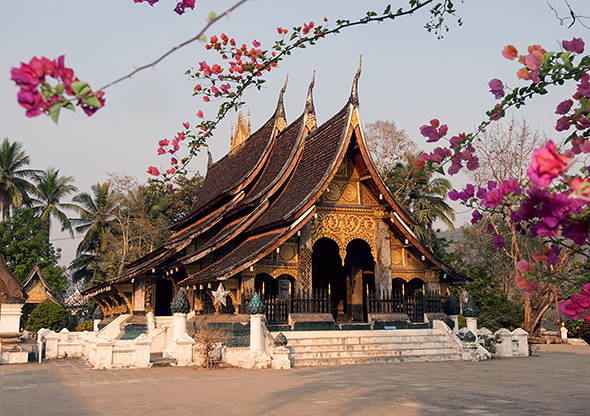 Du lich Lao - Wat Xieng Thoong là một trong những ngôi chùa cổ nhất và quan trọng nhất của thành phố Luang Prabang.