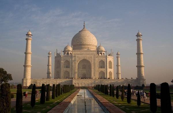 Đền Taj Mahal, Agra: Ngôi đền tuyệt đẹp do vua Shah Jahan xây dựng để tưởng nhớ người vợ thứ ba, hoàng hậu Mumtaz Mahal. Đền Taj Mahal giờ là một trong những công trình nổi tiếng nhất Ấn Độ và được mệnh danh là một trong những kỳ quan mới của thế giới.