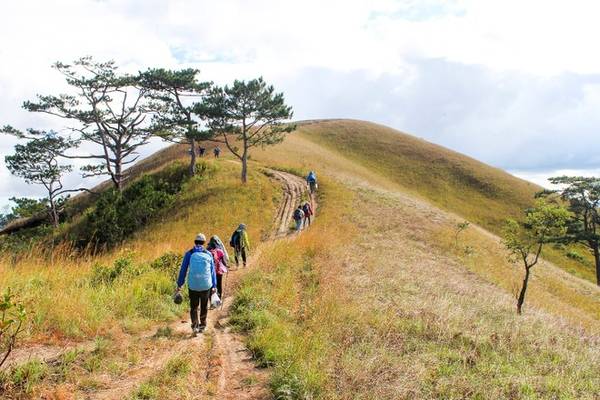 Hành trang cho cung đường trekking này là đồ ăn và nước uống đủ trong 1,5 ngày, đồ đạc gọn nhẹ, quần áo thoáng mát cho ban ngày, đồ giữ ấm buổi đêm và lều du lịch.