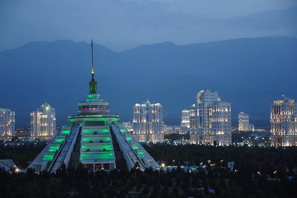 Thủ đô Ashgabat lung linh ánh đèn màu về đêm.