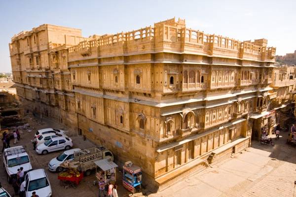 Patwon Ki Haveli, Jaisalmer, Rajasthan: Khu vực này là chuỗi 5 khu dân cư thuộc về một gia đình thương gia. Khu lâu đời nhất có tuổi đời gần 200 năm.