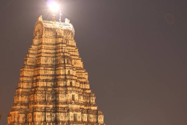 Đền Virupaksha, Hampi, Karnataka: Tòa tháp 9 tầng của đền Virupaksha có chiều cao khoảng 50 m. Được xây dựng ở thế kỷ 16, đây là công trình duy nhất không bị hư hại giữa thành phố cổ.