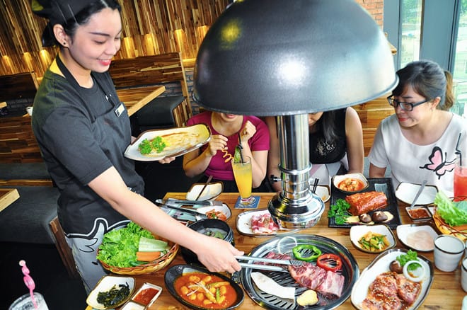Phục vụ đồ ăn Hàn quốc được học sinh du lịch ưa thích