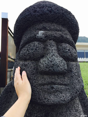 Dol hareubang, tượng ông già bằng đá, biểu tượng của đảo Jeju.