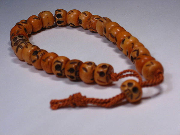 Những vòng đeo tay mang hình dáng hộp sọ người - Ảnh: flickr