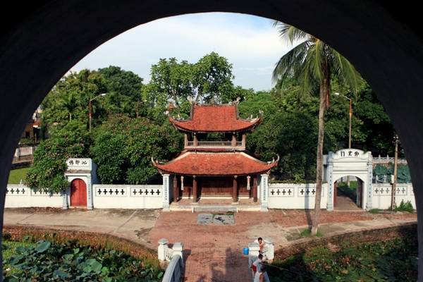 Chùa có tên chữ là Đại Bi Tự (nghĩa là ngôi chùa có bia rất lớn), nhưng nằm trên đất làng Bối Khê nên người dân quen gọi là chùa Bối Khê. Qua một con ngòi có chiếc cầu vắt ngang dẫn đến Tam quan của chùa với kiến trúc ba gian hai tầng tám mái, tầng trên có gác chuông.