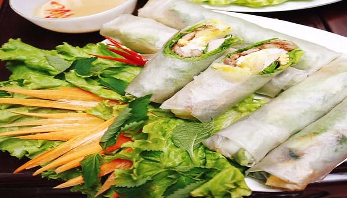 Bánh cuốn ăn kèm rau sống nhìn hấp dẫn chưa nè!