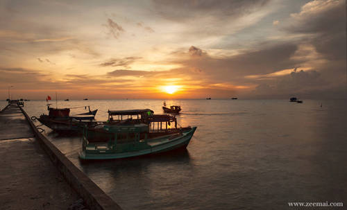 Thăm làng chài Hàm Ninh Đây là nơi bạn có thể tìm hiểu về làng nghề truyền thống ở Phú Quốc như lặn bắt ngọc trai, hải sâm... Làng nằm ở phía đông đảo, nổi tiếng với khung cảnh yên bình và người dân thân thiện. Hải sản của làng vừa rẻ, vừa ngon, đặc biệt là ghẹ. Ảnh: Zee Mai