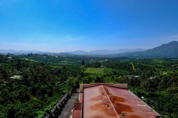 Đây là góc nhìn từ khách sạn mình ở trên đường Trần Phú, phía xa là những dãy núi, gần hơn là thung lũng trà xanh mát.