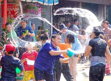 Người dân Thái Lan, Campuchia té nước vào nhau thay lời chúc mừng năm mới.