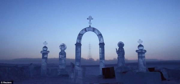 Một tác phẩm điêu khắc tuyệt đẹp được tạo nên từ băng trên sông Lena - Ảnh: Daily Mail