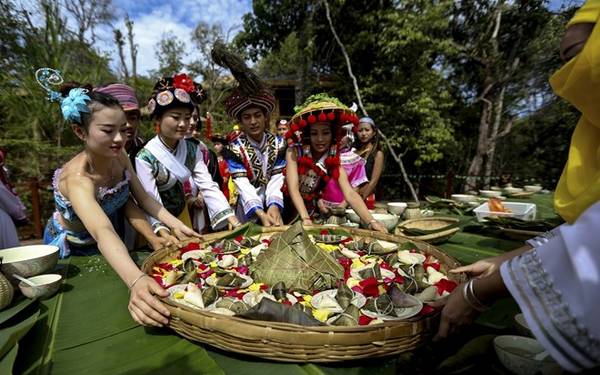 Bánh lá: Thường được làm vào dịp tết Đoan Ngọ, mỗi vùng của Trung Quốc có một cách làm riêng. Bánh gói bằng lá tre, với vỏ gạo nếp, nhân nấm trộn thịt lợn hoặc nhân đậu đỏ.