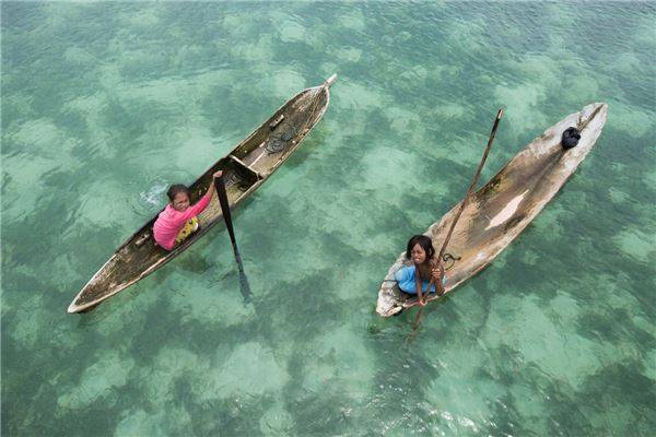  Những con thuyền như người bạn thân của trẻ em Bajau. Ảnh: Réhahn Croquevielle