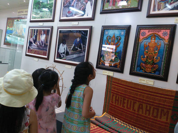 Du khách tham quan bảo tàng Văn hóa dân tộc Khmer