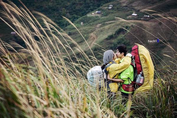 Đây là lần đầu tiên có một nhóm lên đỉnh từ bản Tu San. Hành trình gian nan nhưng bù lại cảnh quan đa dạng và rất đẹp. Nhóm trekking qua những đồi cỏ lau bạt ngàn, phấp phới trong gió, khu rừng cổ thụ nguyên sơ hay rừng tre trúc đẹp mê hoặc. Tất cả khiến đoạn đường trekking Lùng Cúng từ bản Tu San trở nên độc đáo bậc nhất Tây Bắc.