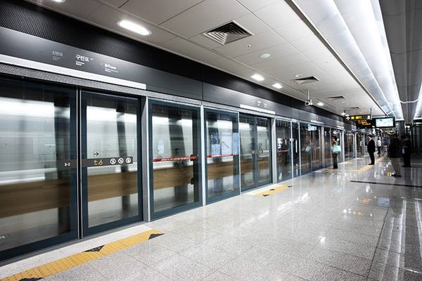 An toàn: Các cổng ở trạm dừng chỉ mở khi tàu dừng hẳn và góp phần ngăn chặn việc hành khách vô tình ngã xuống đường ray. Ngoài ra, Seoul có tỷ lệ tội phạm khá thấp. Du khách có thể an tâm đi tàu ngay cả vào đêm khuya. Ảnh: Thesource.