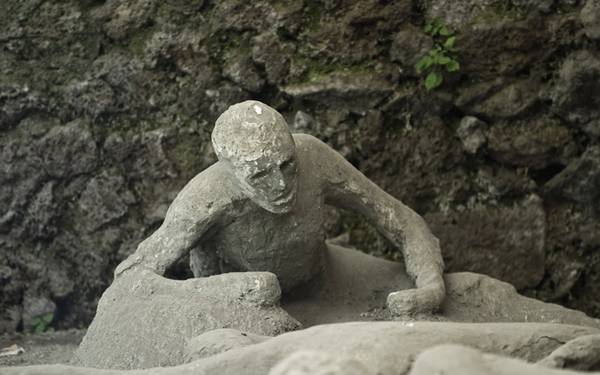  Pompeii, Italy Cùng với Herculaneum - thành phố làng giềng - Pompeii đã bị phá hủy trong trận núi lửa Vesuvius phun trào vào năm 79. Phát hiện năm 1599 và 1748, thành phố được UNESCO công nhận là di sản thế giới này hiện trở thành điểm đến rất hút khách du lịch. Mary Beard, nhà cổ điển học cho biết: "Đây là nơi duy nhất trên thế giới bạn có thể hiểu cách sống của những người La Mã vào thế kỷ đầu tiên, từ các nhà thổ, nhà vệ sinh tới phòng ăn sang trọng, cơ sở tắm xa hoa (bao gồm spa hiện đại, câu lạc bộ sức khỏe và phòng tập thể hình).