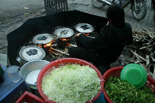 Bánh khoái tép - thức quà ngon ở đường phố Thanh Hóa.