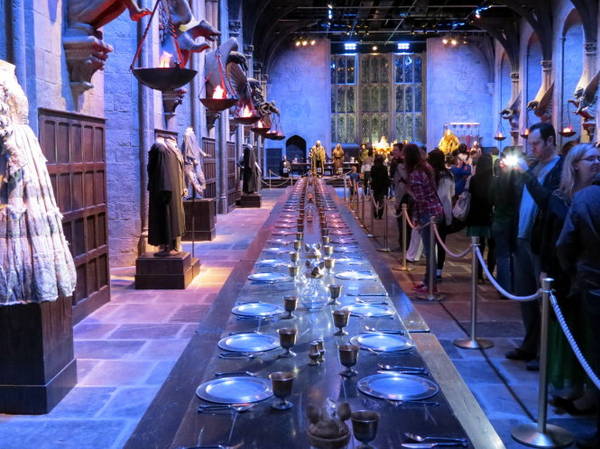 Du khách tham quan nơi dựng bối cảnh bộ phim nhiều tập Harry Potter - Ảnh: deviantart