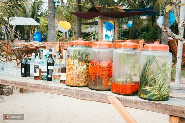 Tới Coco Beach Camp là bạn phải thử món cocktail từ ớt, gừng, sả,... cực độc chiêu của quán.