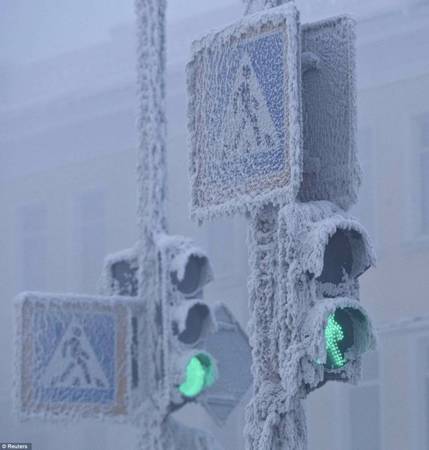Cả đường, đèn giao thông cũng bị tuyết phủ đầy - Ảnh: Daily Mail