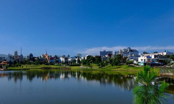 Một góc thành phố Bảo Lộc với hai hồ nước nằm ở vị trí trung tâm tạo nên một không gian rất mát mẻ và bình yên, phía xa là nhà thờ Bảo Lộc uy nghi với kiến trúc rất đẹp và ấn tượng.