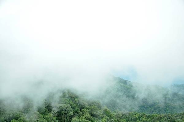 Trên Hải Vọng Đài ngắm mây vờn núi hữu tình.
