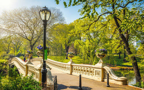 Central Park, Mỹ Để giúp du khách không bị lạc lối khi vào Công viên trung tâm - địa điểm nổi tiếng ở thành phố New York, người ta đánh số lên hơn 1.000 cột đèn ở đây. Bạn có thể đoán được vị trí của mình trong công viên khi nhìn vào số trên cột đèn. Ví dụ nếu đó là số 7420, nghĩa là bạn đang ở gần đường thứ 74 và phía đông của công viên. Hai số đầu tiên cho biết con phố gần nhất, hai số tiếp theo chỉ hướng đông (số chẵn) hay hướng tây (số lẻ).