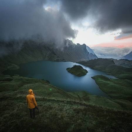  Mây mù không thể làm lu mờ vẻ đẹp của hồ Schrecksee thuộc dãy Bavaria, Đức. (Nguồn IG @daniel_ernst)