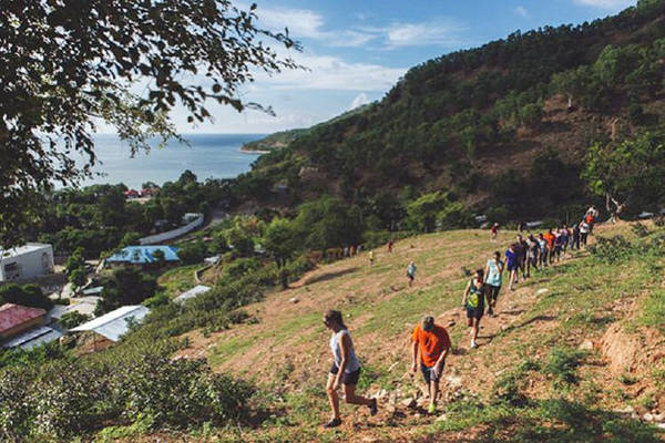 Cuộc đua “Tour de Timor” thu hút đông đảo du khách địa phương và nước ngoài tham gia - Ảnh: Lonely Planet