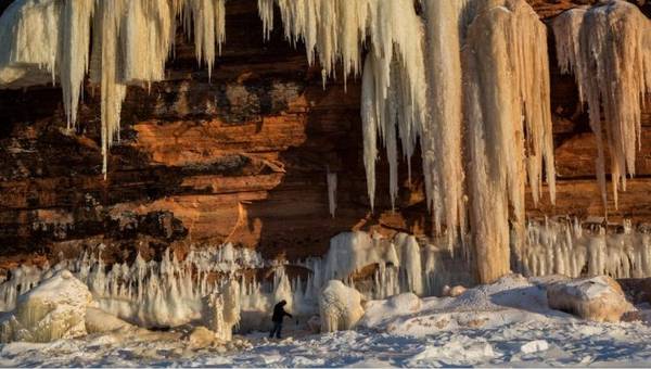 Những cột băng đông kết bên ngoài các vách sa thạch công viên Apostle Islands National Lakeshore. 