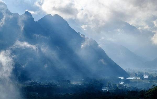 Vượt qua núi đôi Quản Bạ, dọc theo đường Hạnh Phúc, du khách sẽ thấy được khung cảnh mờ ảo của những tia nắng chiếu xiên núi trong màn mây lơ lửng ở thung lũng Cán Tỷ.