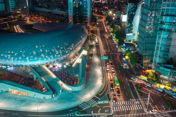 Dongdaemun Design Plaza tọa lạc ngay trên phố mua sắm nổi tiếng của quận Dongdaemun, Seoul. 