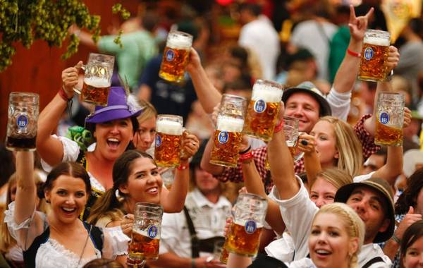 Những ly bia khổng lồ “thương hiệu” của lễ hội bia Oktoberfest Đức. Ảnh: huffingtonpost