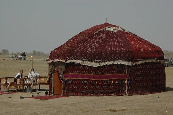 Khách du lịch bụi có thể ngủ trong một lều tròn đặc trưng ở sa mạc Karakum.