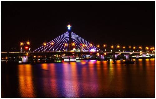 Cầu Sông Hàn được xây dựng trên trục chính của đường Bạch Đằng, nối quận Hải Châu với quận Sơn Trà