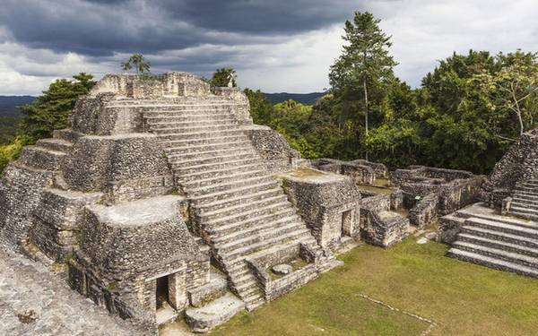 Caracol - Belize Thành phố của người Maya - Caracol hiện nằm ở phía đông Belize bị thiêu rụi trong những năm 950. Tàn tích của nó được phát hiện bởi những lâm tặc tìm kiếm gỗ gụ năm 1937, và hiện là một trong những điểm du lịch quan trọng nhất của đất nước.