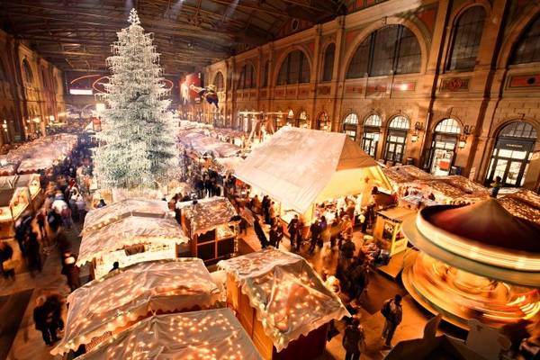 Chợ Giáng sinh trong nhà ga trung tâm ở Zurich, Thụy Sĩ - Ảnh: huffingtonpost