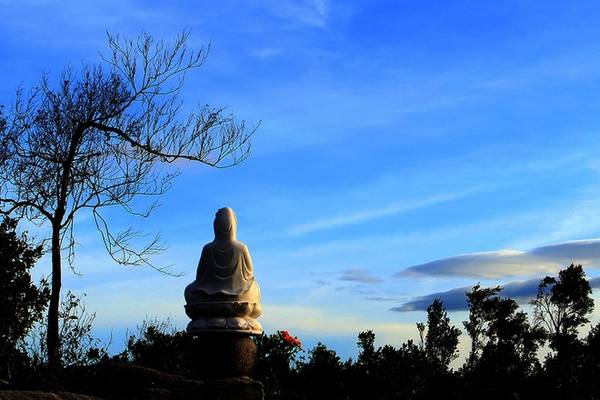 Đây từng là nơi ẩn cư tu luyện của các danh sĩ, ẩn sĩ với nhiều di tích và giai thoại liêu trai. Hiện nay có một am nhỏ thờ Phật, tượng Quán Thế Âm Bồ Tát.