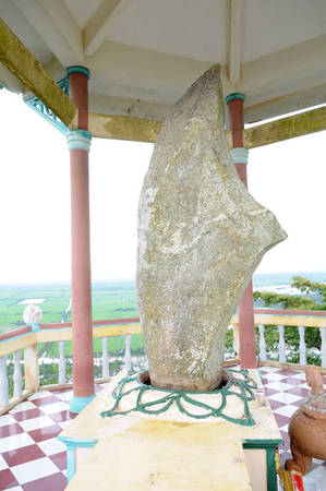 Tảng đá Thạch Đại Đao nặng khoảng 2,5 tấn cao khoảng 320cm.